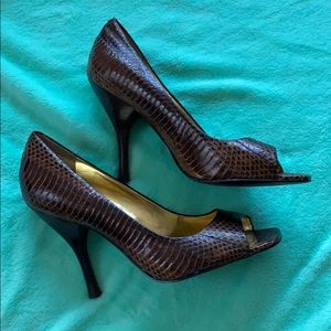 BCBG girls size 7 pumps- USED